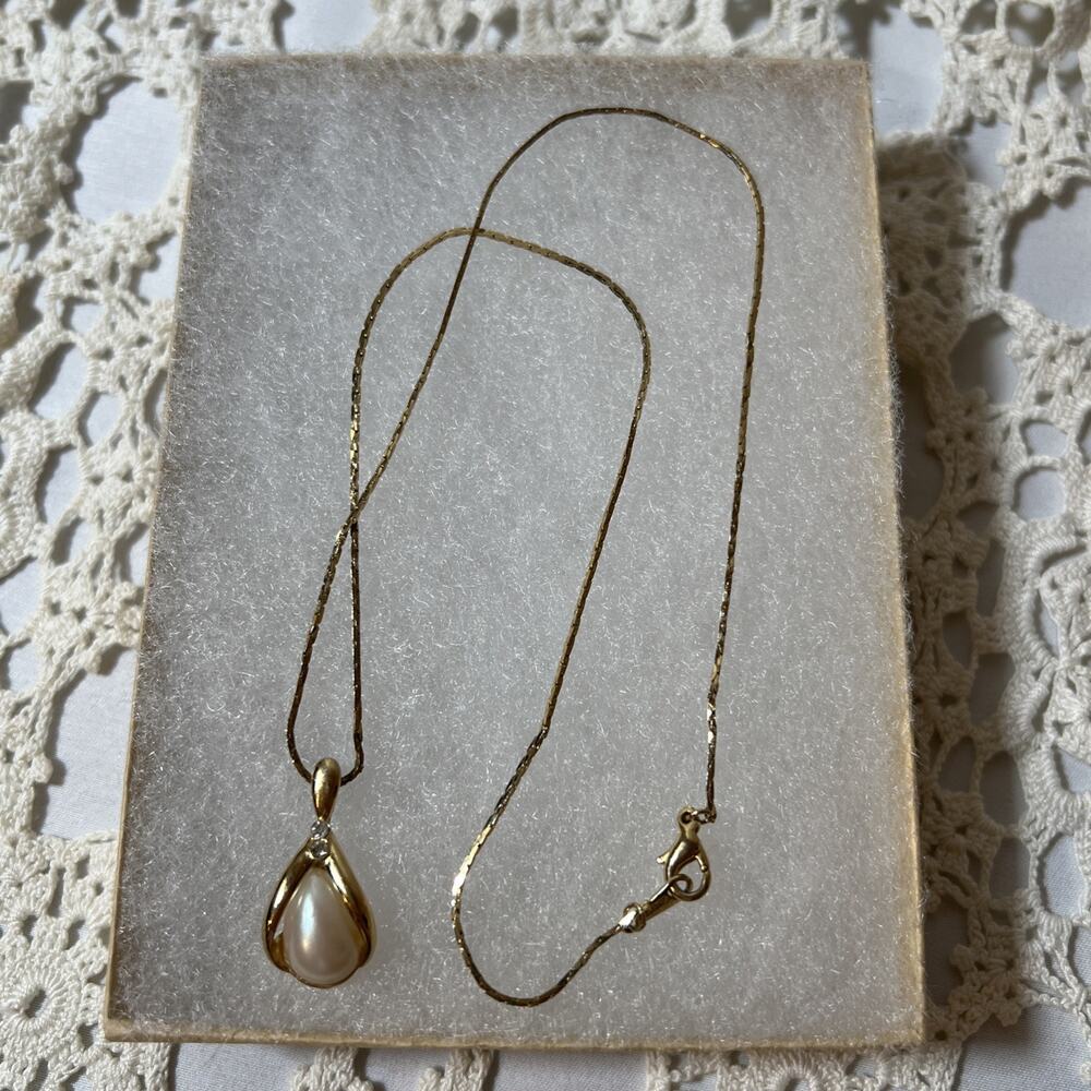 Vintage 1970s Avon Faux Pearl Crystal Gold Tone Teardrop Pendant Necklace